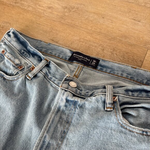 ABERCROMBIE & FITCH Rigid Denim - Loose - Light Wash - Picture 3 of 9
